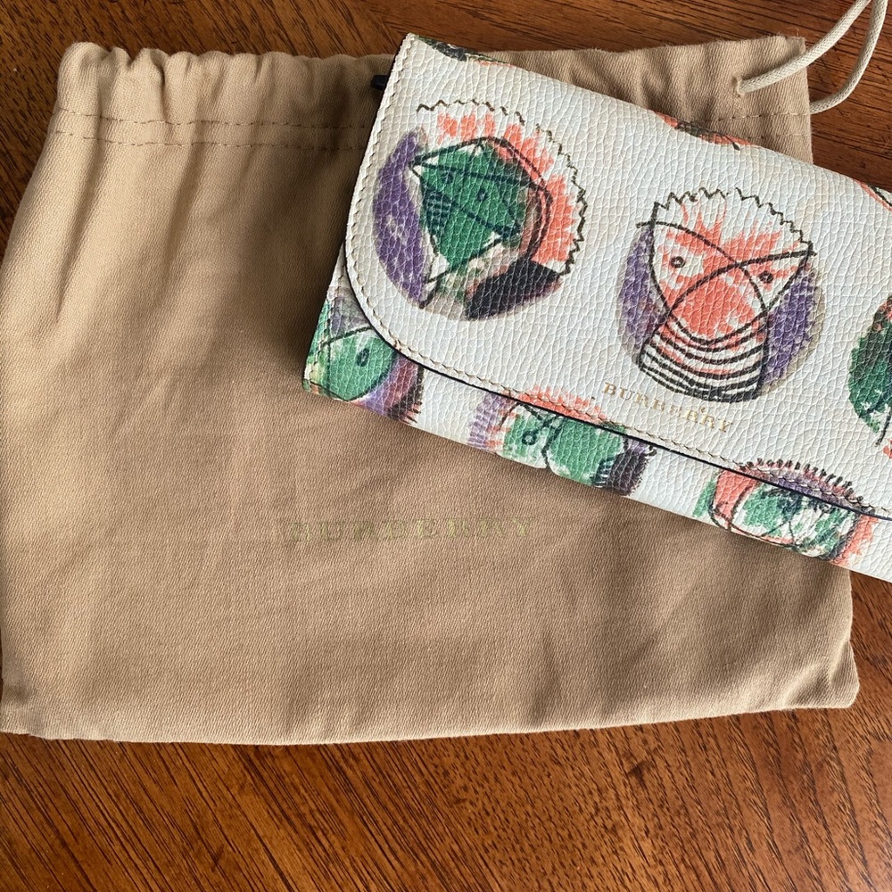 BURBERRY
Calfskin Pallas Head Motif Print Wallet